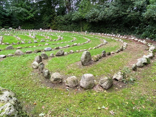 Labyrint van stenen in het groen als symbool voor de weg naar persoonlijke groei en het ontdekken van je eigen Big Five for Life.